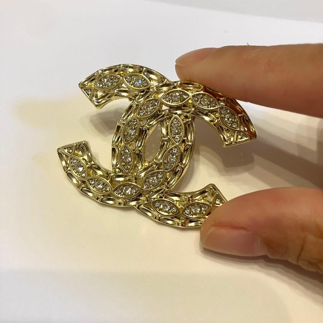 CHANEL CCロゴ チェーンクリスタルブローチ ノベルティ - メルカリ