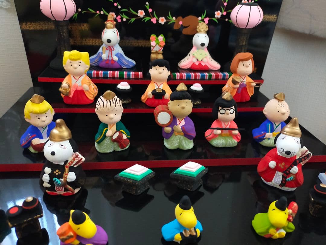 スヌーピーのカラフルな雛人形セット
