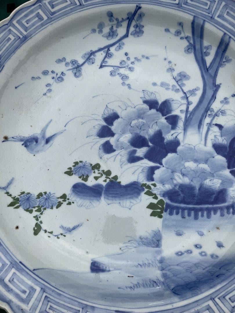 旧家蔵出し品　古伊万里　古い大皿　千鳥柄の鉢に植えられた牡丹梅　飾り皿