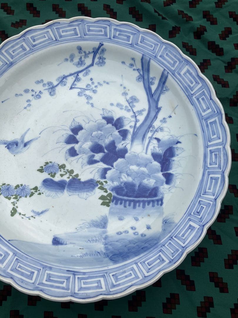 旧家蔵出し品　古伊万里　古い大皿　千鳥柄の鉢に植えられた牡丹梅　飾り皿