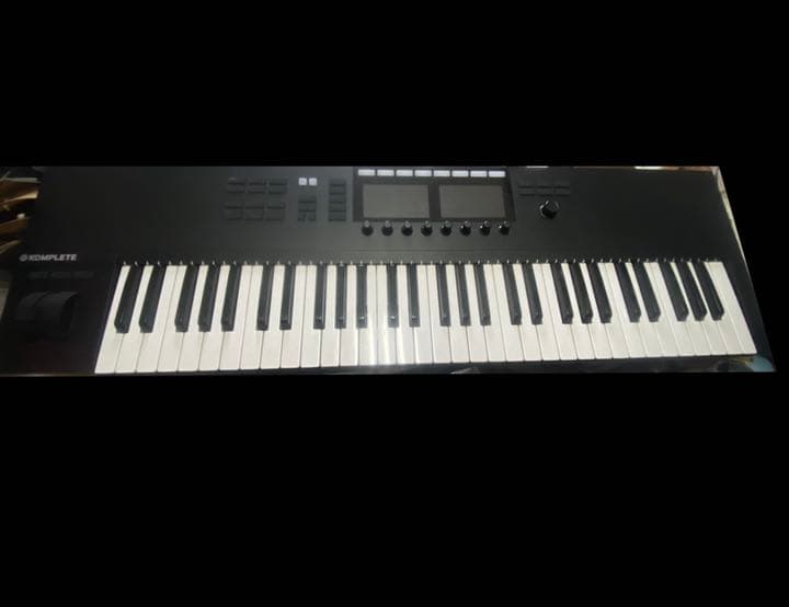 KOMPLETE KONTROL S61 MK2 KOMPLETE KONTROL S61 MK2 キーボード