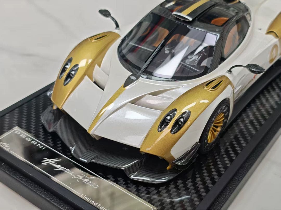 入手困難 VIP モデル 1/18 パガーニ ウアイラ ミニカー 限定99台