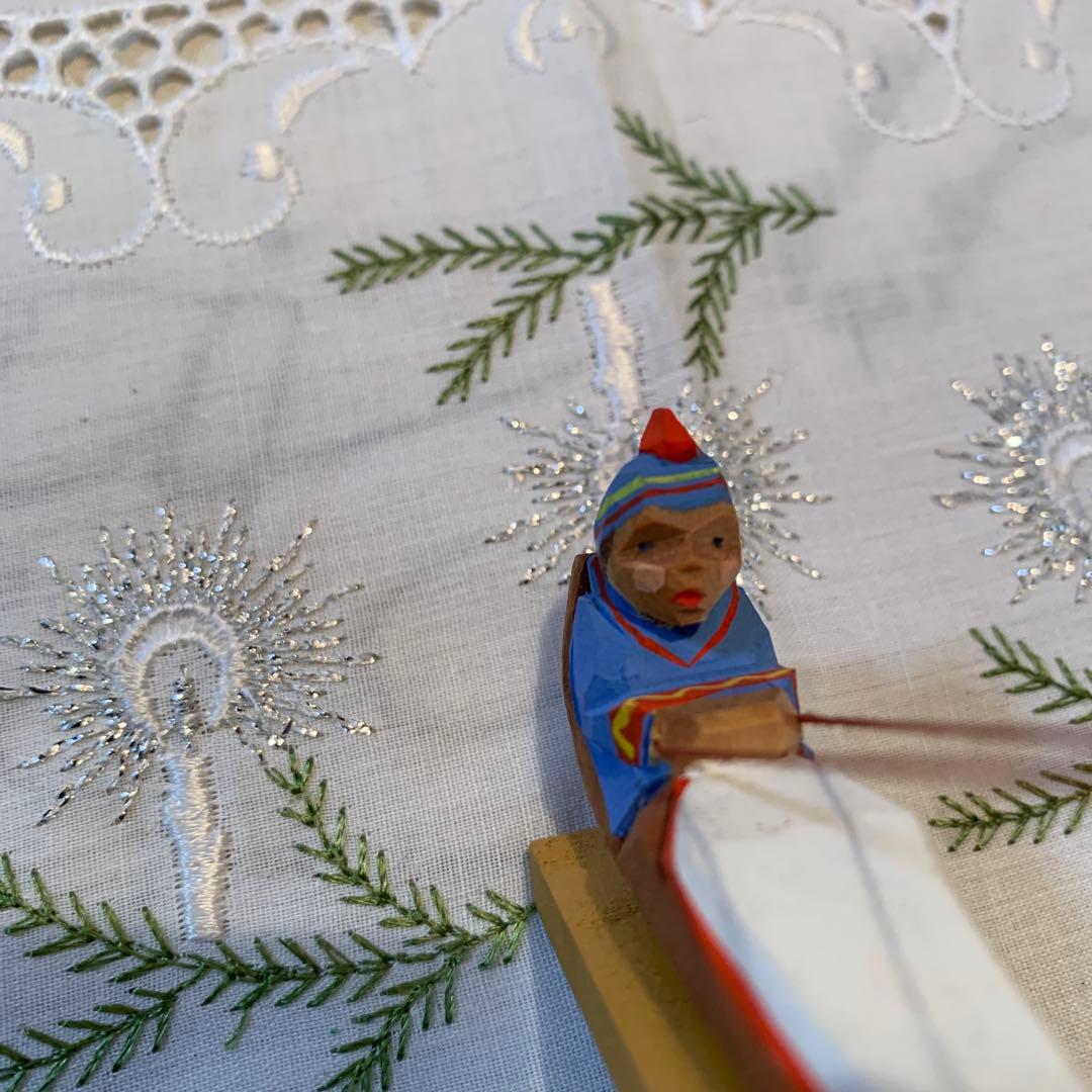 ドイツ製 木製人形 エルツ地方 ヘルビック工房のソリを引く男の子