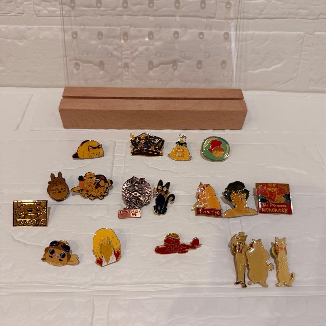 スタジオジブリ　ジブリがいっぱいピンズ他　１８点セット　有効ボード付き