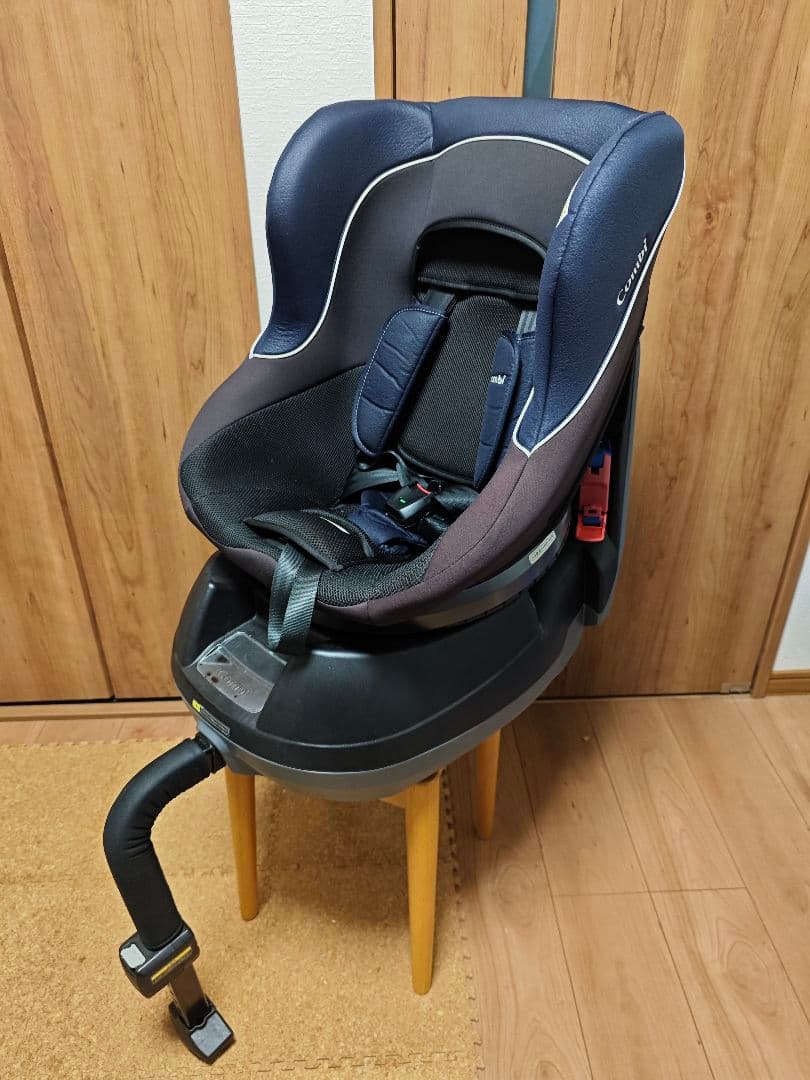 Combi コンビ チャイルドシート ネイビー