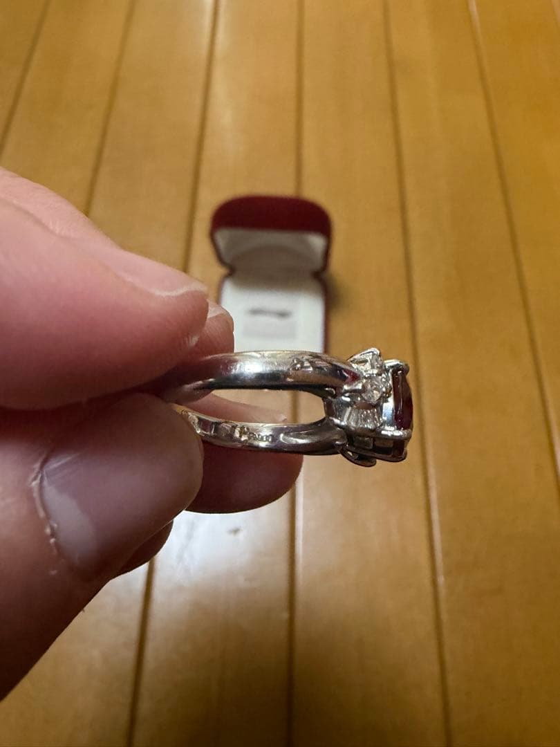 ルビー色 ストーン付きリング pt900