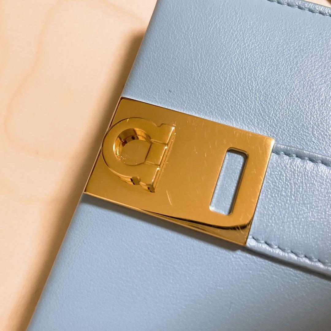 FERRAGAMO 二つ折り ハグ コンパクトウォレット ミニ財布 oggi掲載