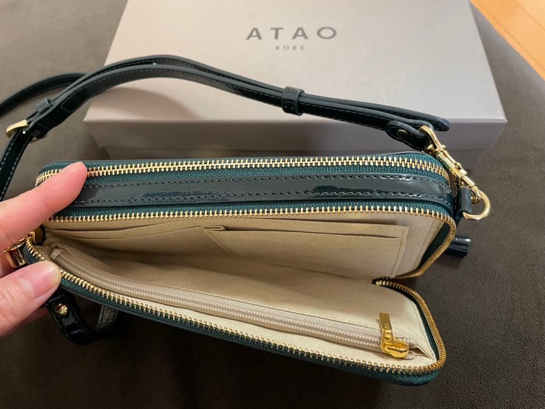 極美品ATAO スマホショルダーバック　アミュレット　ダークグリーン　ゴールド