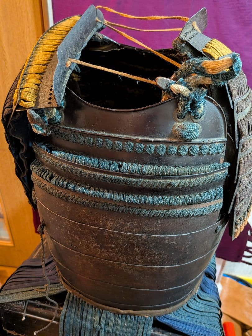 戦国末期〜江戸時代中期頃時代本歌武家着用実戦鎧凄まじい迫力鉄地鎧胴袖鎧櫃付当時物