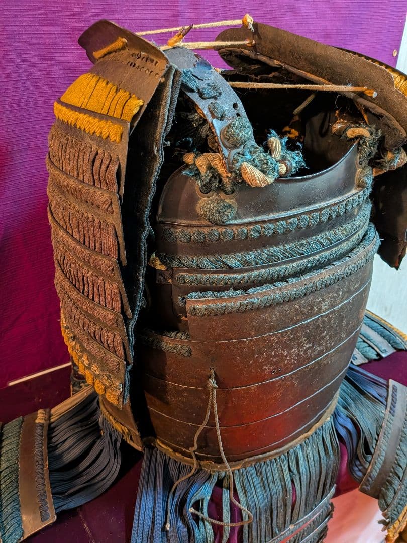 戦国末期〜江戸時代中期頃時代本歌武家着用実戦鎧凄まじい迫力鉄地鎧胴袖鎧櫃付当時物