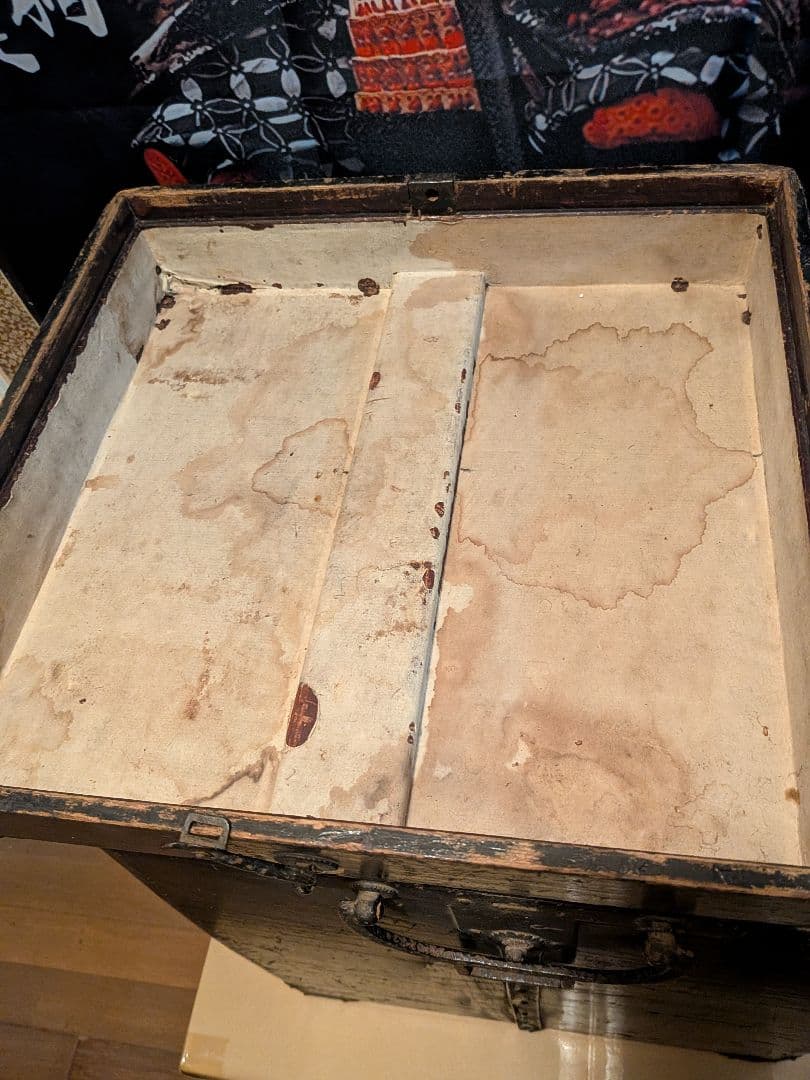 戦国末期〜江戸時代中期頃時代本歌武家着用実戦鎧凄まじい迫力鉄地鎧胴袖鎧櫃付当時物