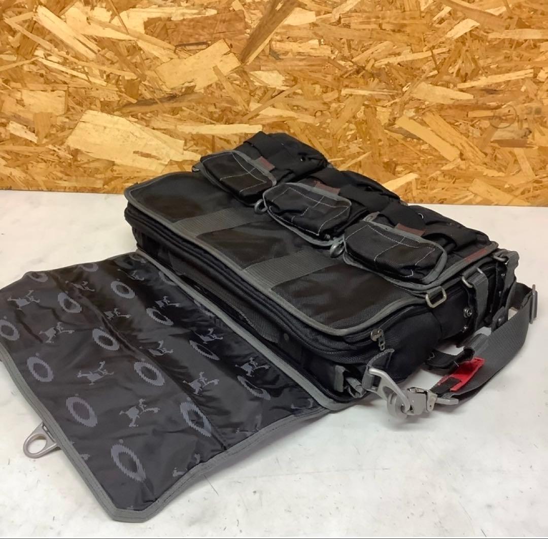 OAKLEY 多機能ビジネスバッグ 大容量 黒 通勤 通学 出張向け(P-64)