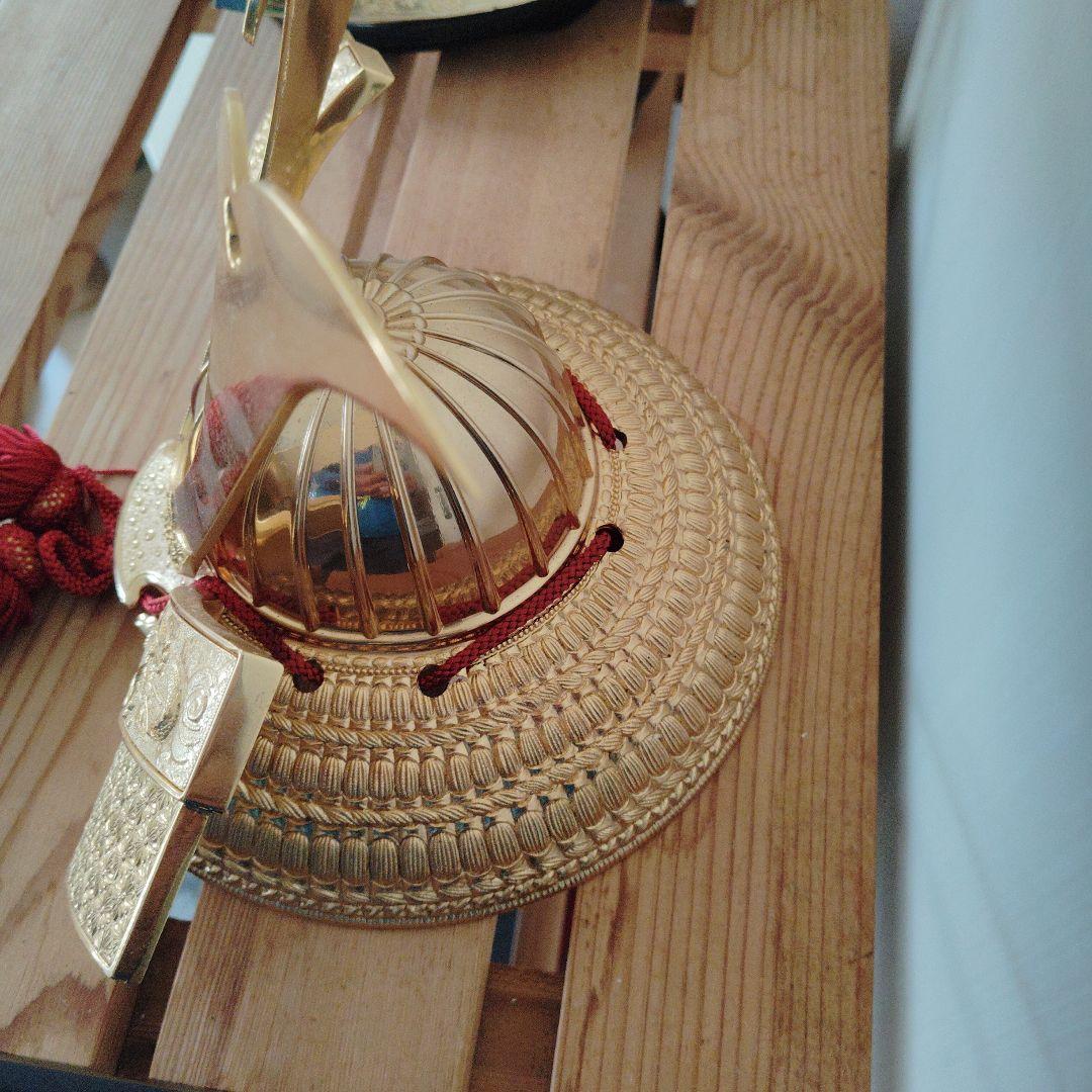 伝統的な金色の武具 兜