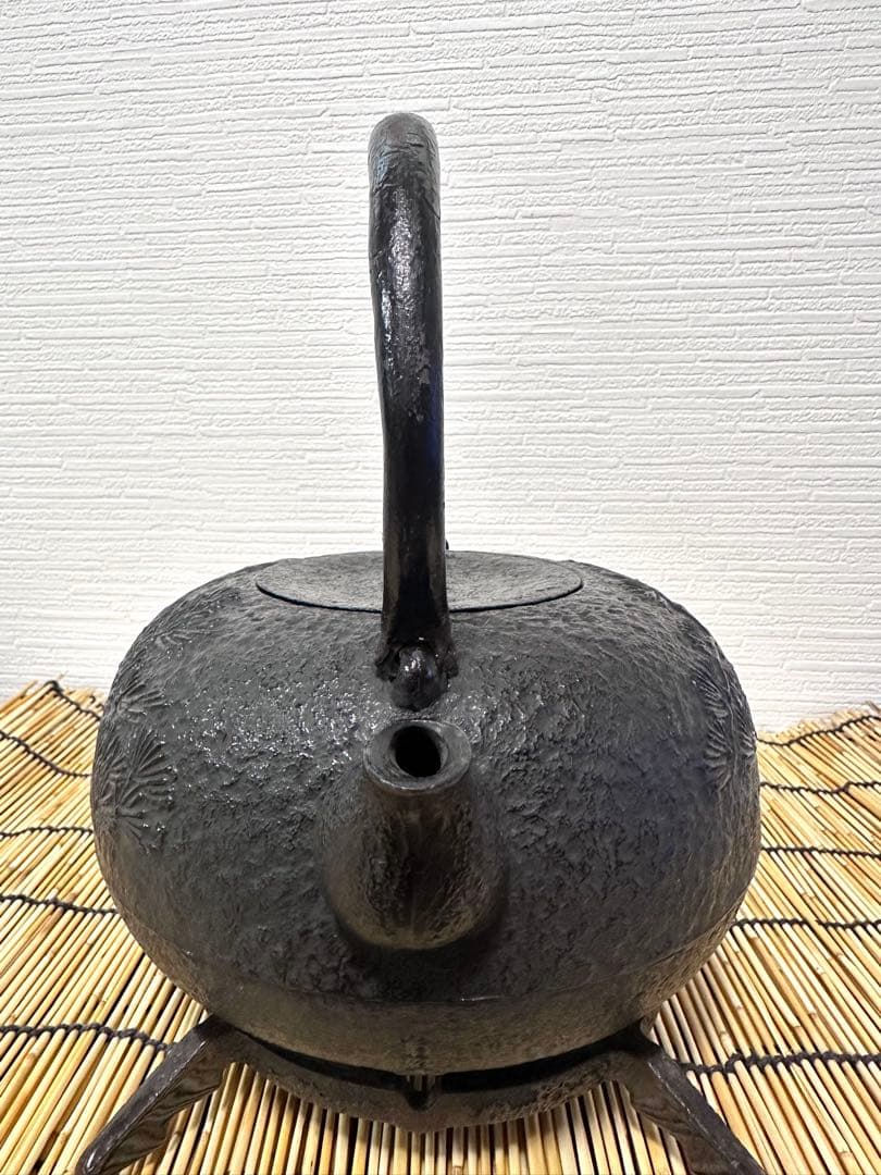 未使用品　供箱等付属品付　南部喜州 (及川 喜徳)造　鍛治打袋鉉１５型　南部鉄瓶