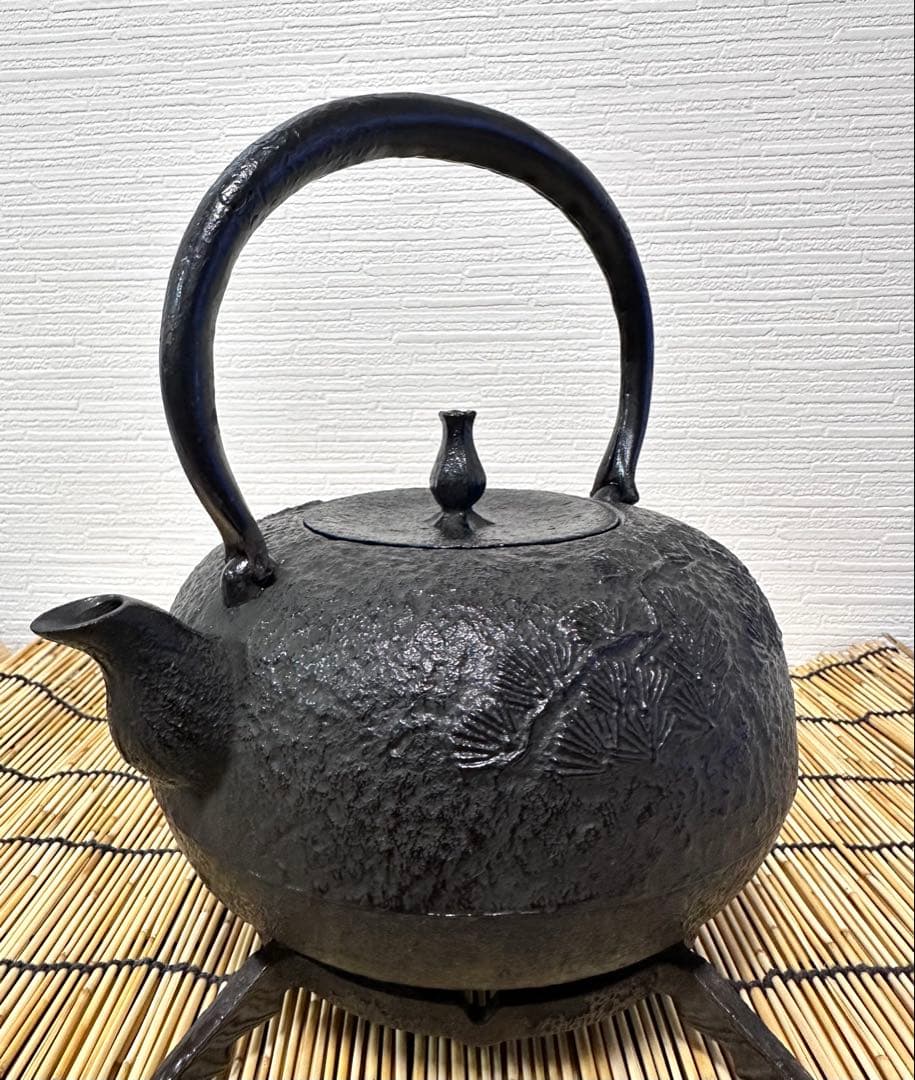 未使用品　供箱等付属品付　南部喜州 (及川 喜徳)造　鍛治打袋鉉１５型　南部鉄瓶