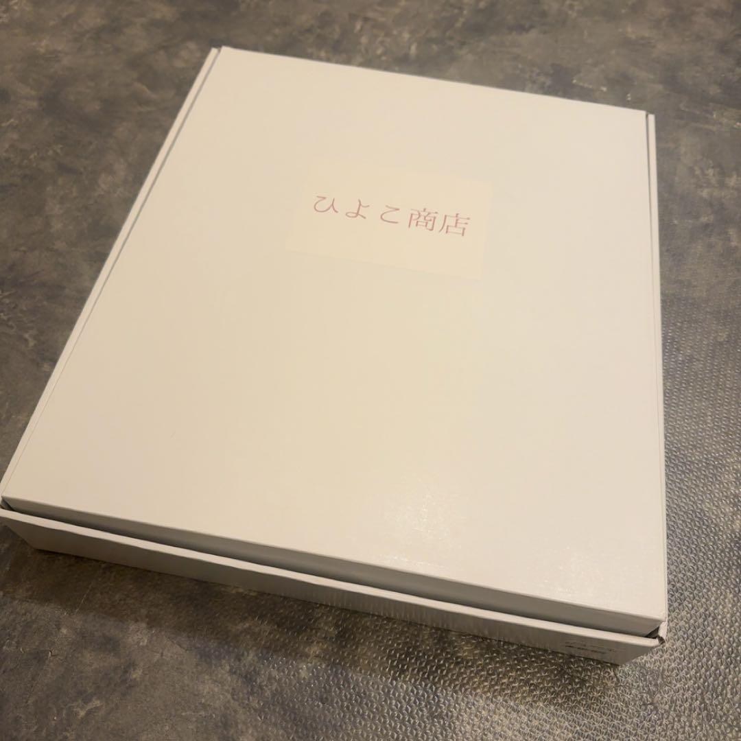 七五三着物 3歳 男の子 被布セット ベージュ金彩×墨黒の菊重ね ベレー帽つき