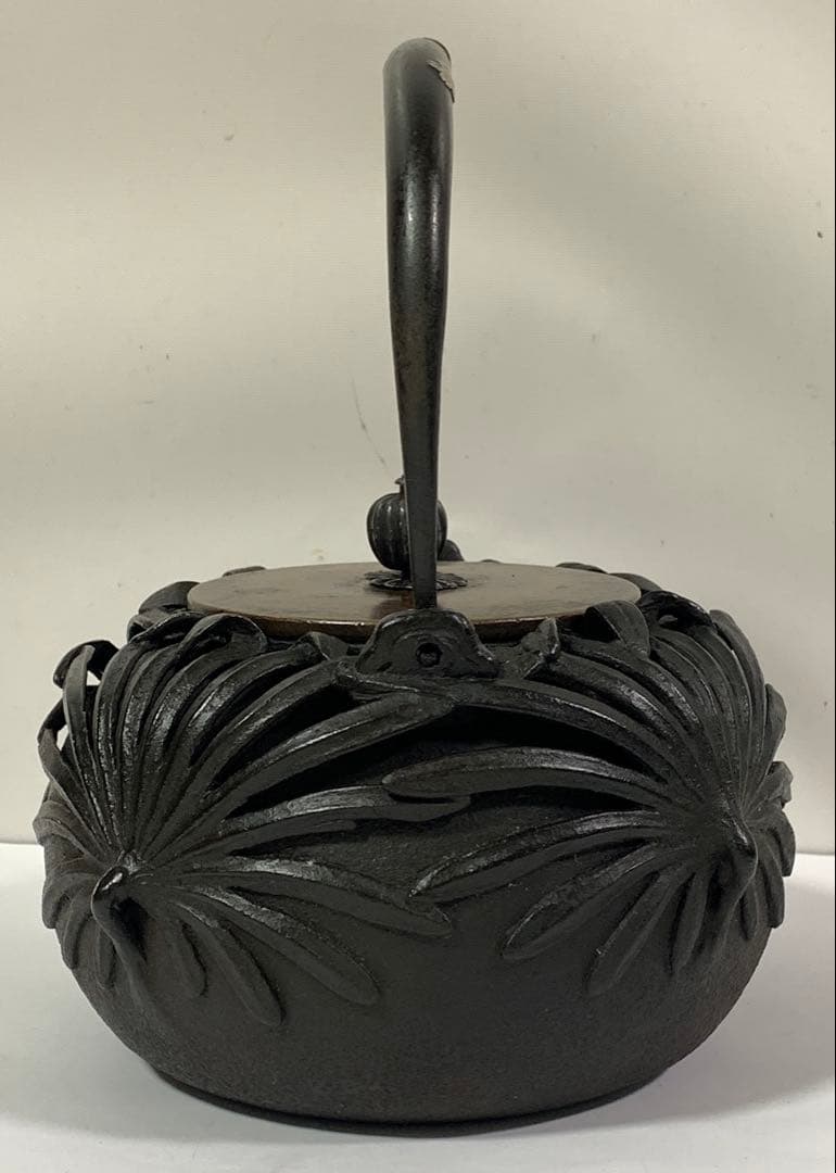 金龍堂造 高肉彫菊花文 鉄瓶 銀象嵌持手 蓋つまみ純銀