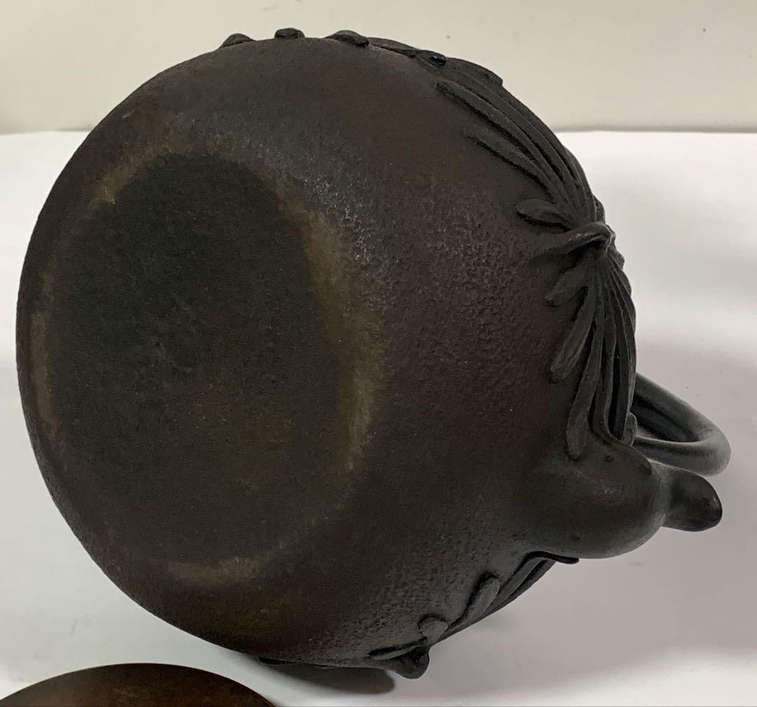 金龍堂造 高肉彫菊花文 鉄瓶 銀象嵌持手 蓋つまみ純銀