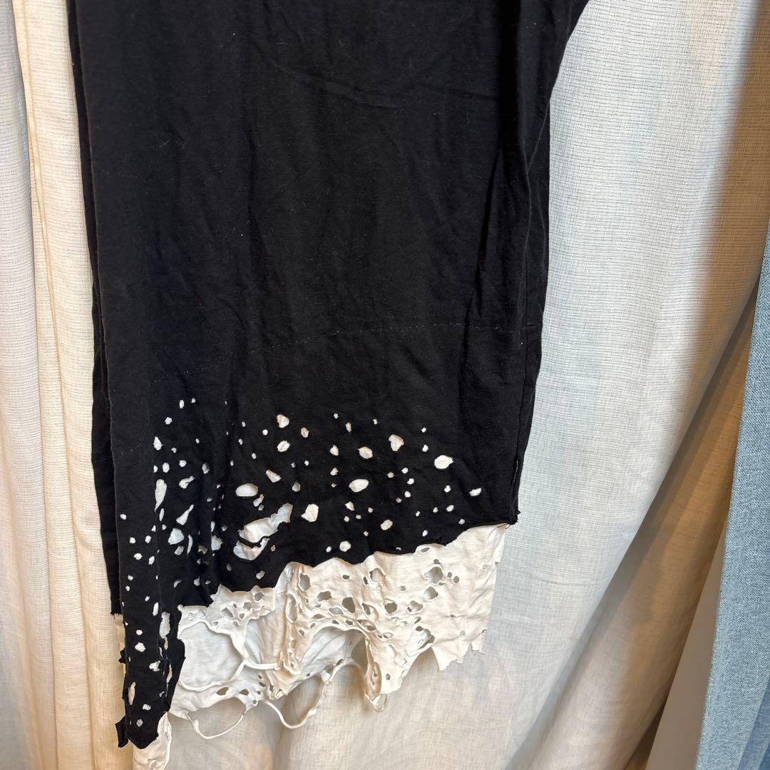 レース裾付きブラックタンクトップ