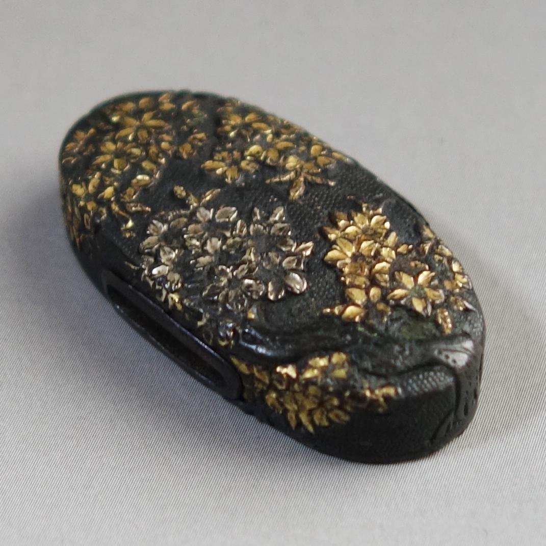 【赤銅魚子地 金銀色絵 桜花図縁頭】刀装具 縁頭 鍔 鐔 日本刀 武具 骨董