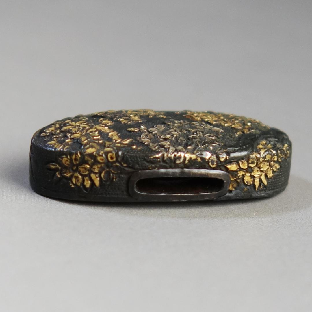 【赤銅魚子地 金銀色絵 桜花図縁頭】刀装具 縁頭 鍔 鐔 日本刀 武具 骨董