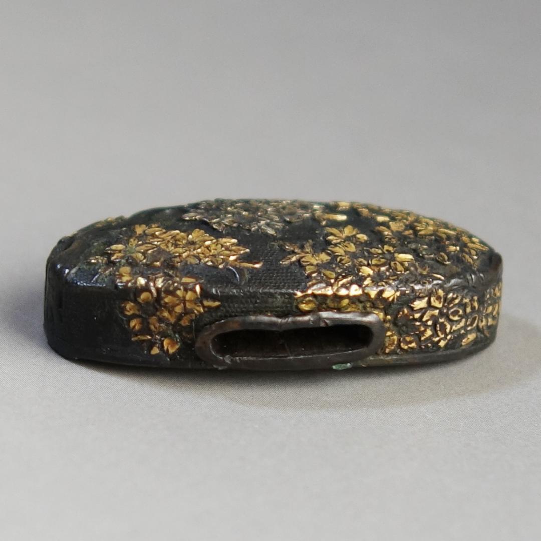 【赤銅魚子地 金銀色絵 桜花図縁頭】刀装具 縁頭 鍔 鐔 日本刀 武具 骨董