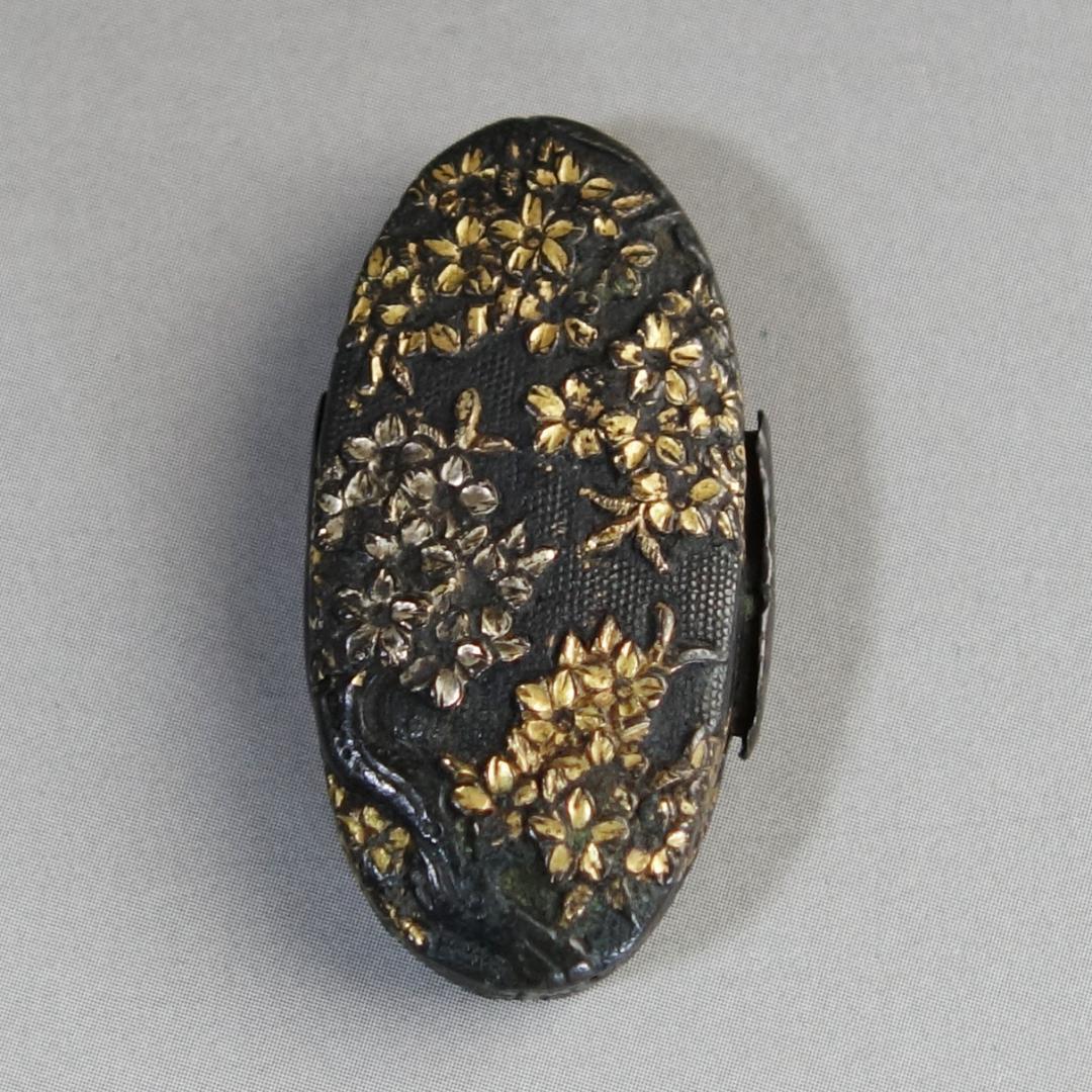 【赤銅魚子地 金銀色絵 桜花図縁頭】刀装具 縁頭 鍔 鐔 日本刀 武具 骨董