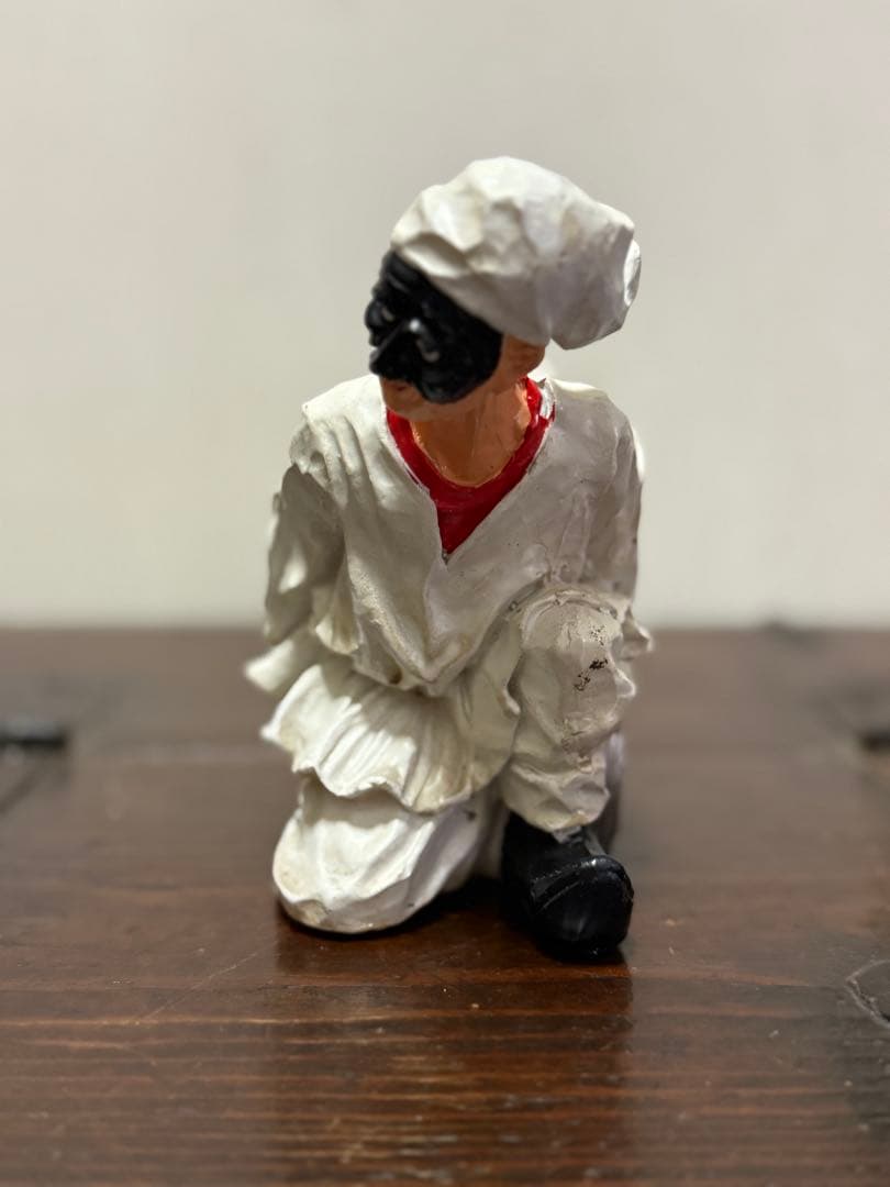 ナポリの幸運のお守り！フィアスコを持ってワイン樽に座るプルチネッラ