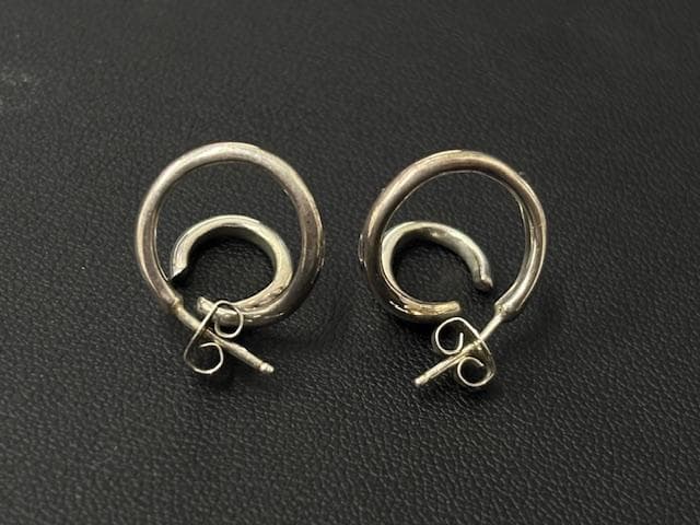 agete アガット シルバー刻印 ツイストデザイン ピアス - メルカリ