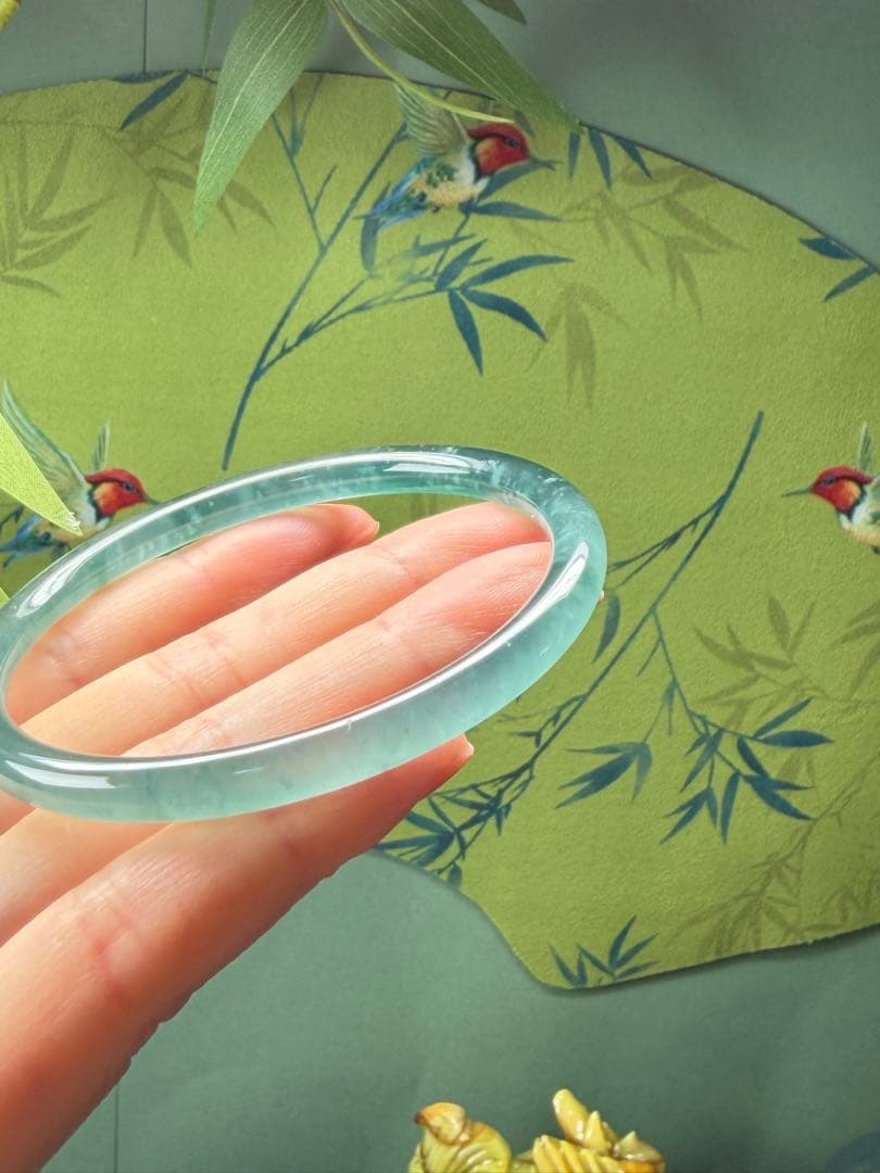 新入荷❣️天然本翡翠 特色雪花綿入り【半山半水】高氷藍水細身