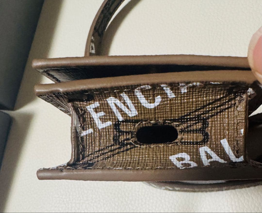 最終値下げ新品未使用品バレンシアガ 702589 ストラップ付 イヤホン ケース