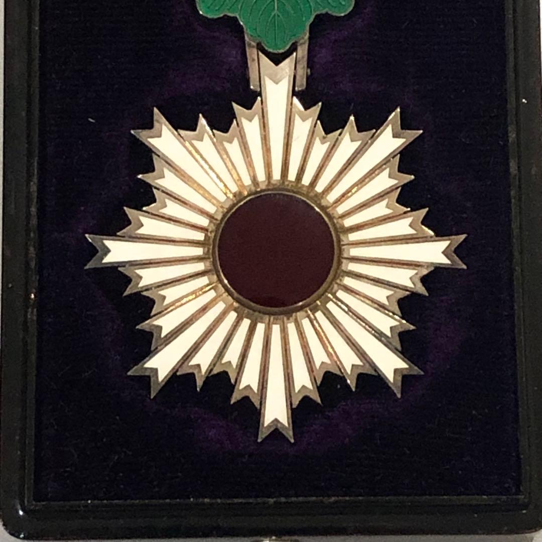 送料無料】 旧日本軍 陸軍 海軍 勲章 記章 勲六等単光旭日章 略綬 銀字