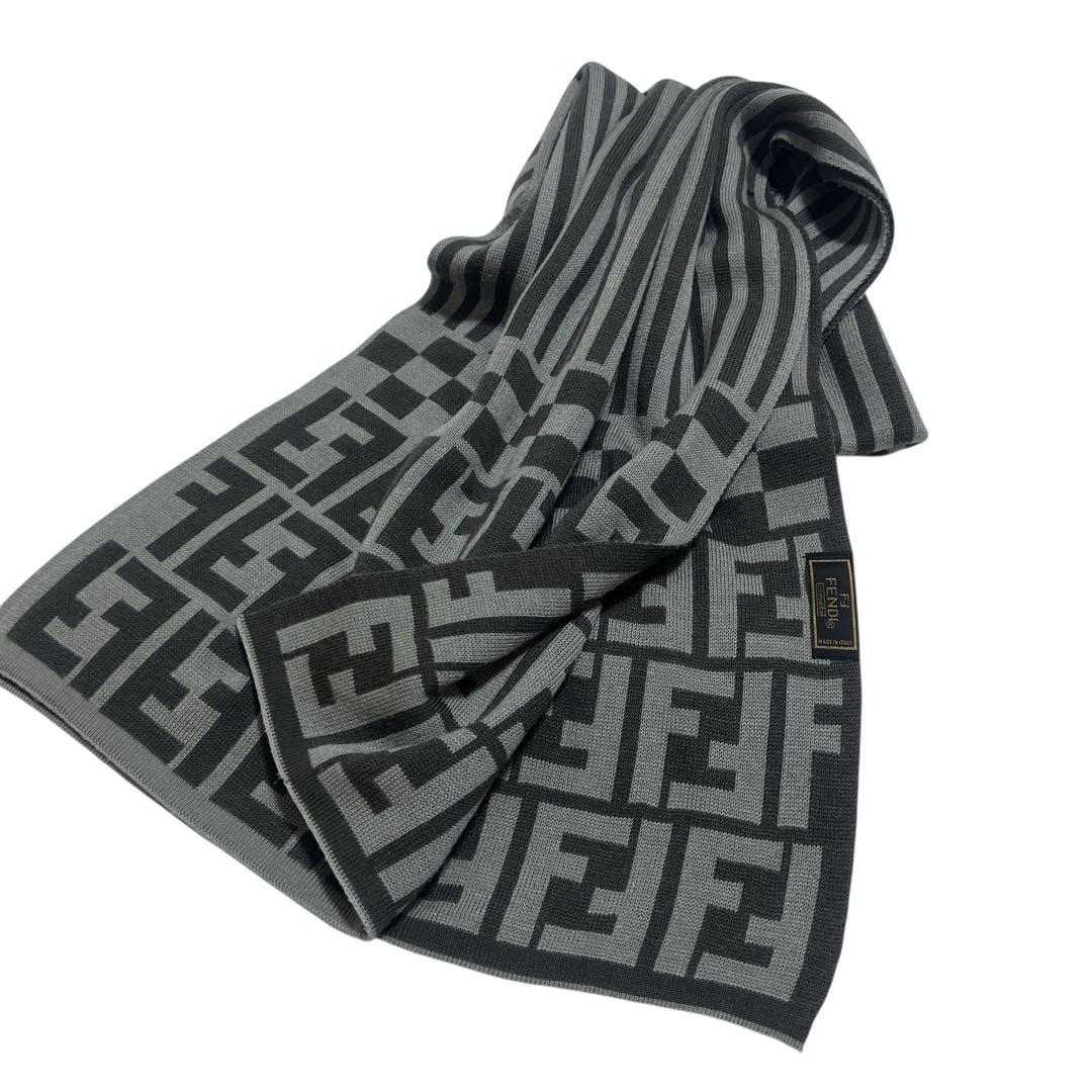 美品】FENDIグレーのストライプとロゴのズッカ柄マフラー - メルカリ