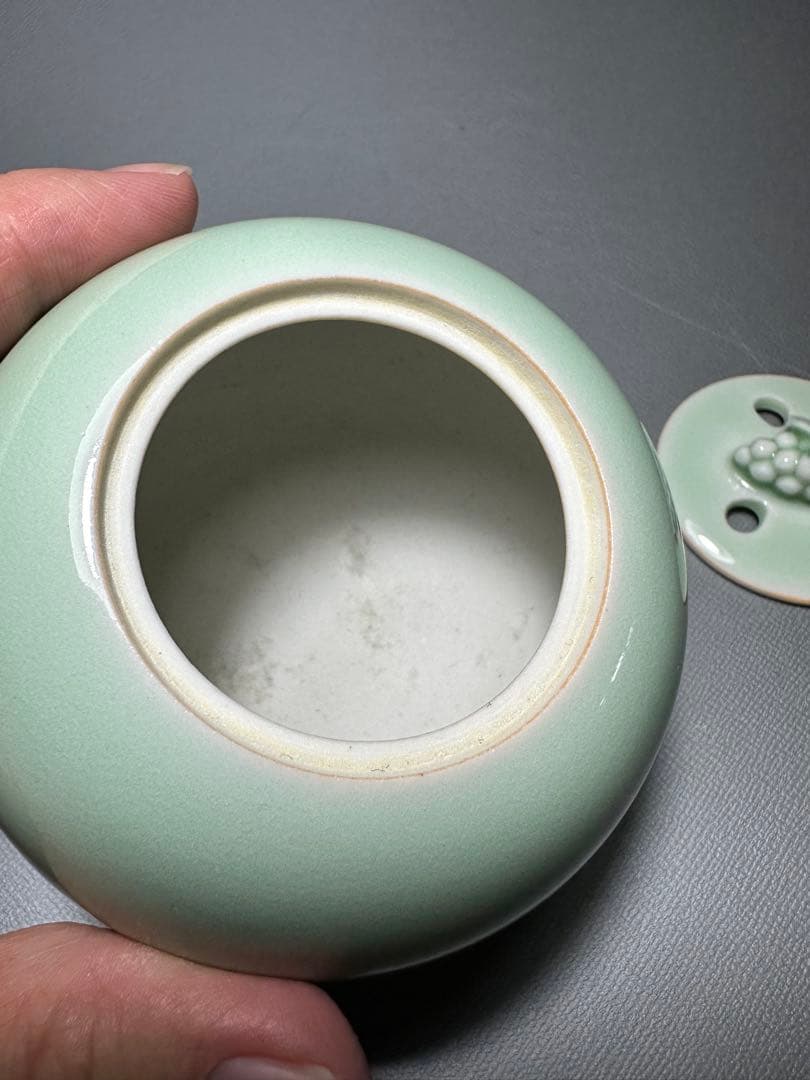 九谷焼　西田健二　作　青磁　香炉　葡萄のつまみ　美品