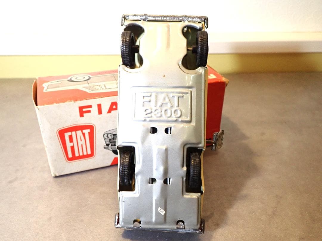 FIAT 2300 ミニカー クリーム色 箱付き ビンテージブリキカー日本製