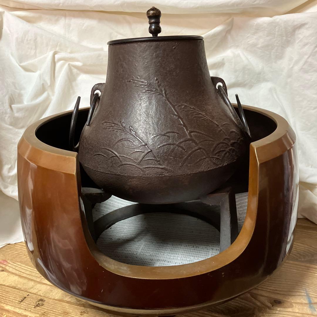 風炉と五徳 茶釜と板