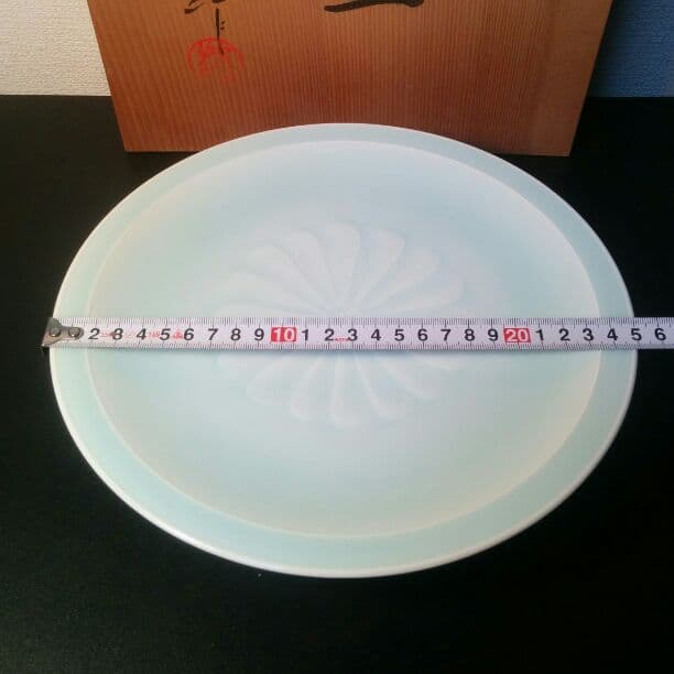 快山作 高台皿 青白 菊花