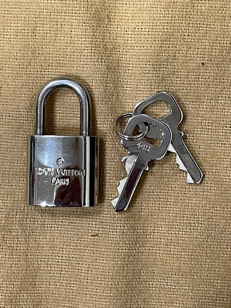 ルイヴィトン パドロック 鍵2本 南京錠 シルバー LouisVuitton - メルカリ