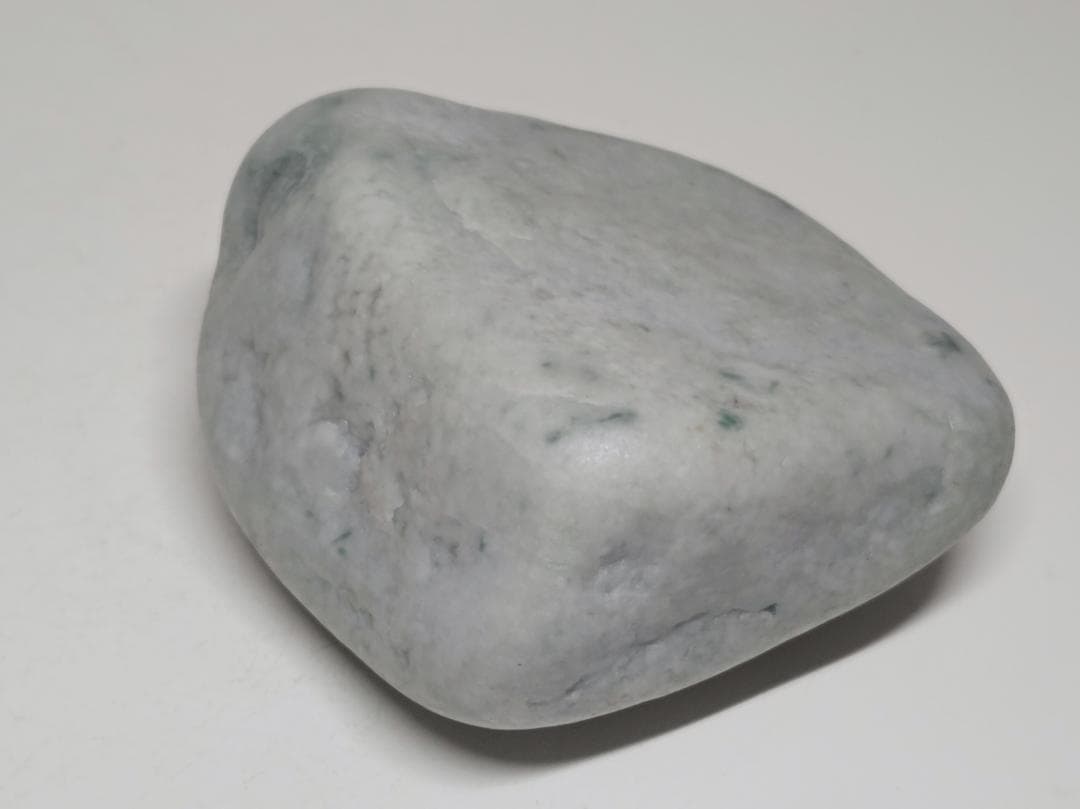 糸魚川76 翡翠 378g ヒスイ 原石 鑑賞石 自然石 誕生石 鉱物 鉱石