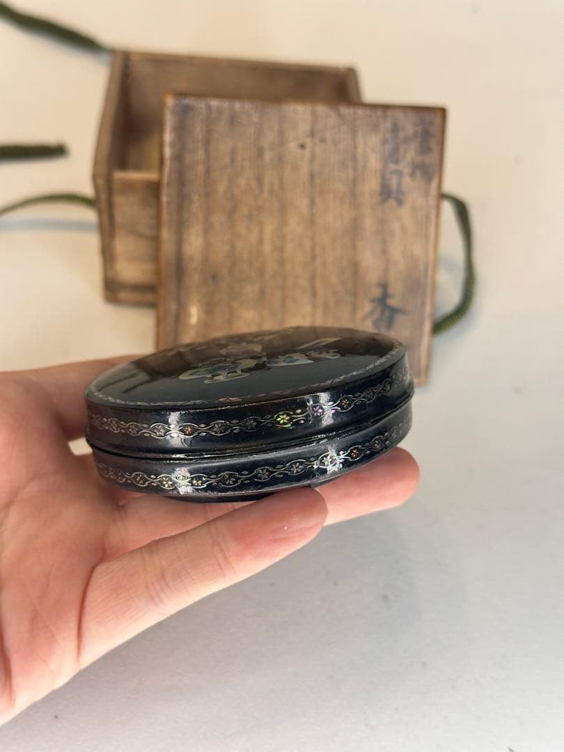 唐物 青貝香合　螺鈿嵌　傷有　漆器 時代物　共箱付