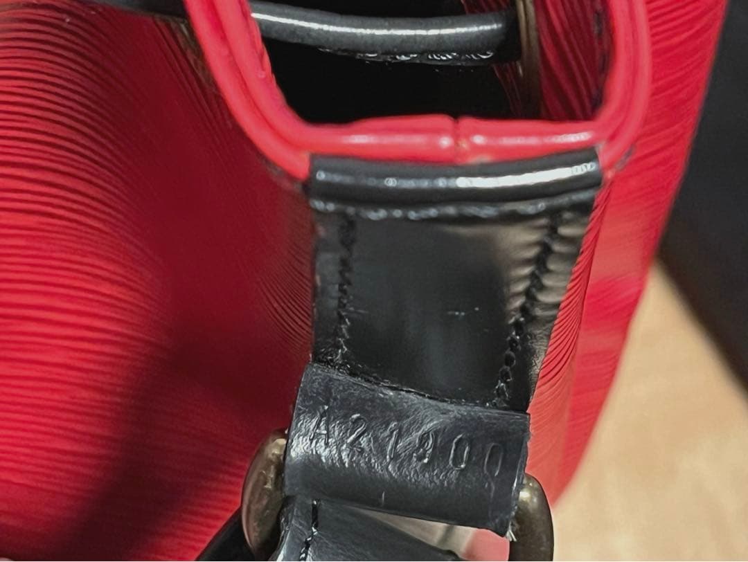 ルイヴィトン　エピ　プチノエ　赤