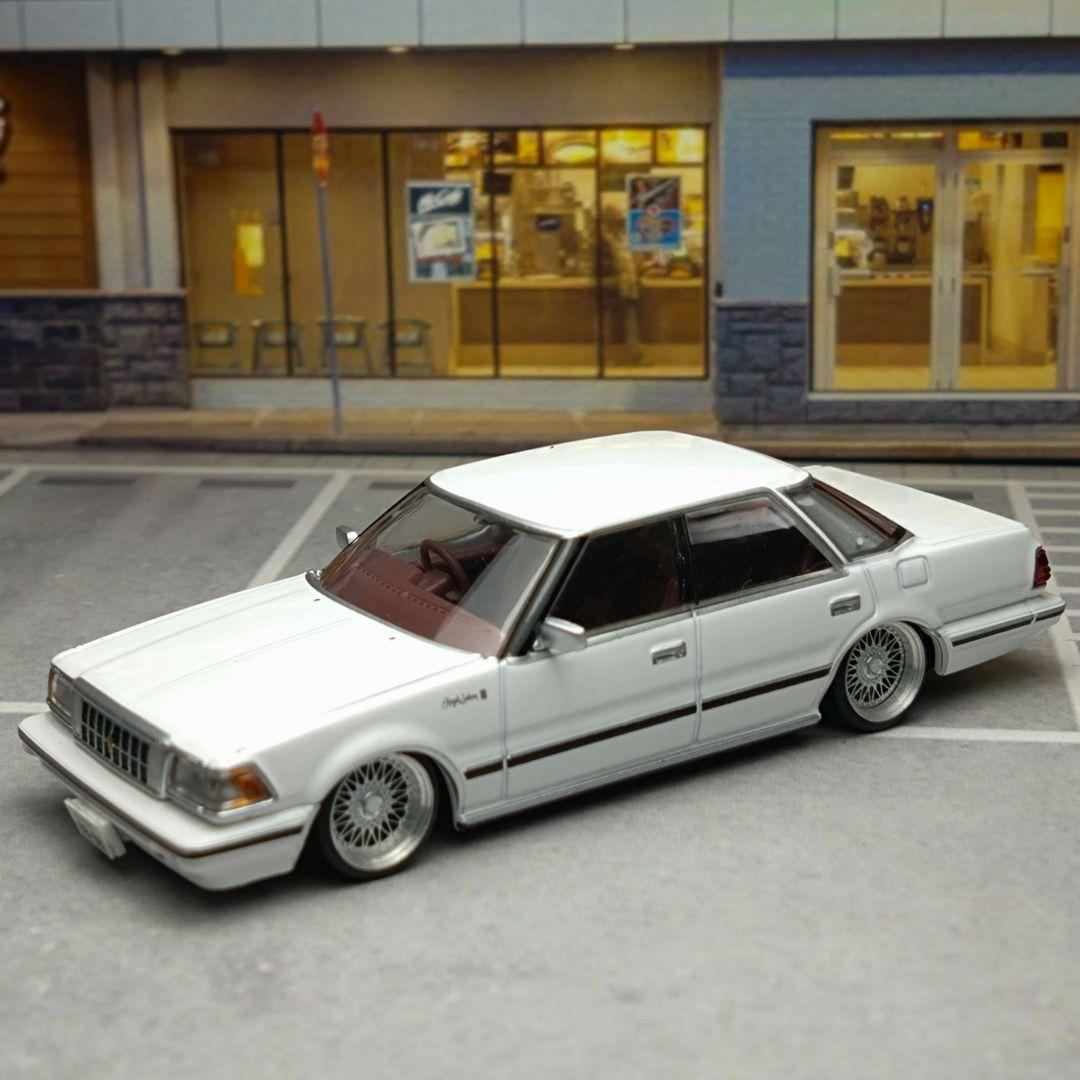 TLV トヨタ クラウン 3.0 ロイヤルサルーンG (カスタム品)