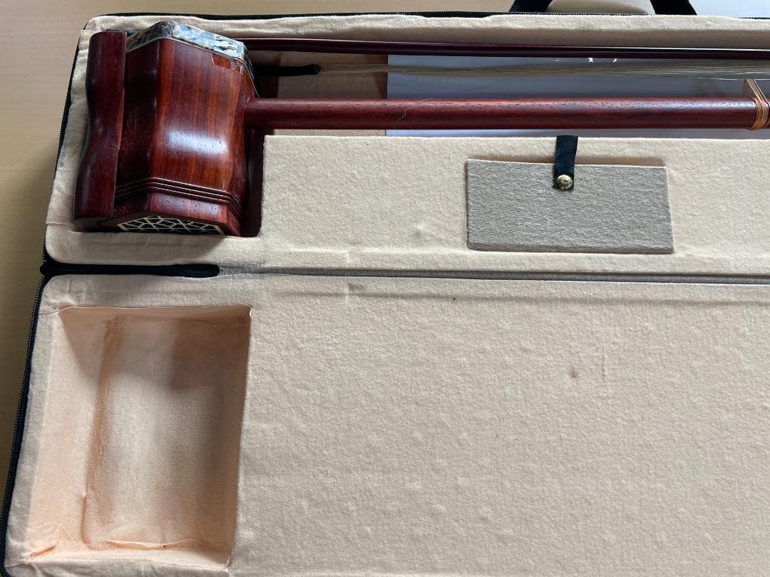 ☆状態〇☆ 二胡 木製 赤色 ケース 弦 チューナー 松ヤニ 付