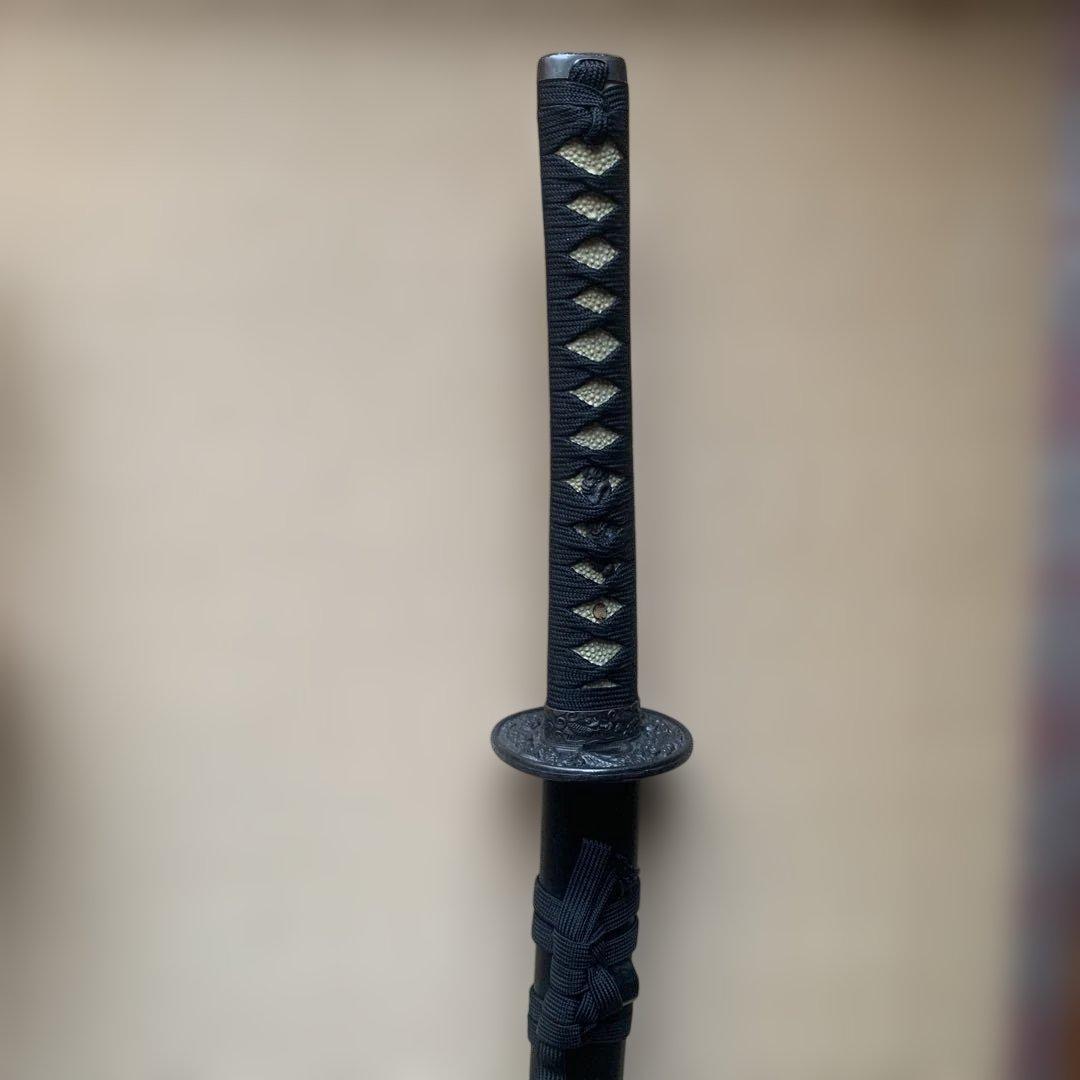 黒色の刀2本とスタンド