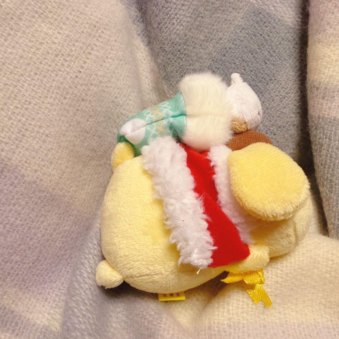 ポムポムプリンカフェ　マスコット　マフィンと寝てる