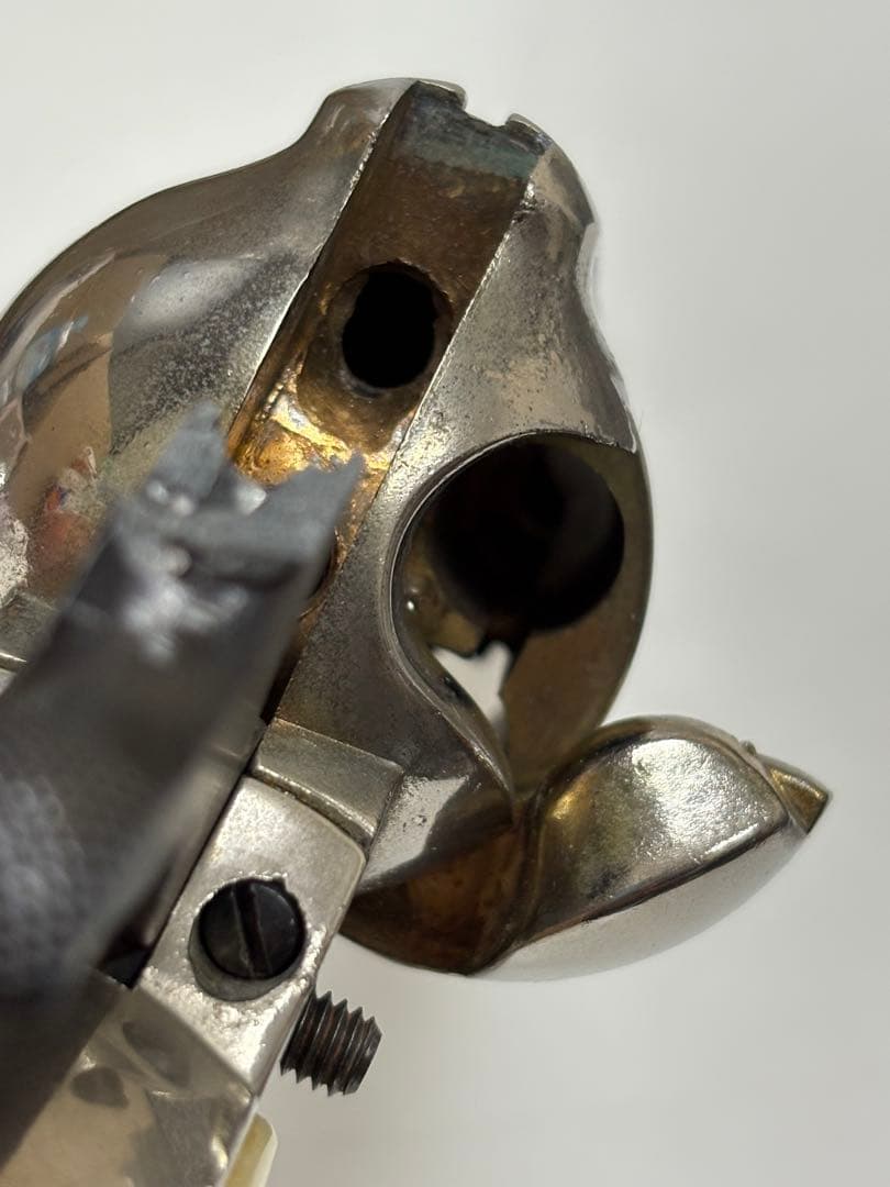 メタル製リボルバー アイボリー風グリップ　激鉄ワレあり