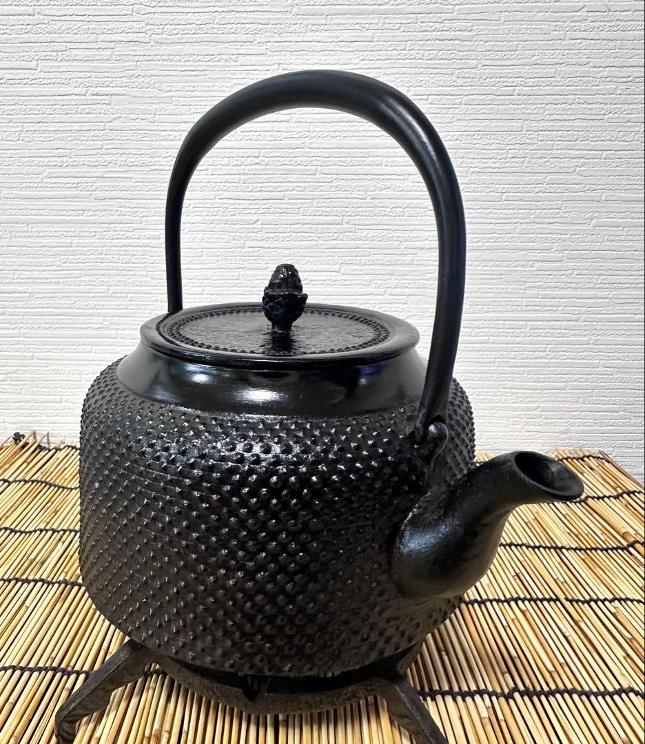 未使用品、供箱等付属品付　南部盛榮堂OIGEN造　１８型アラレ　南部鉄瓶