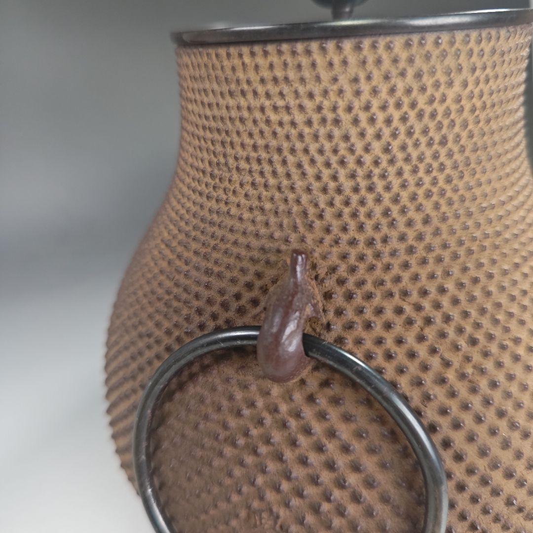 イ929 茶釜『釜師 菊地政光作』『霰文 鶴首 茄子耳 鉄釜 共箱 釜環付