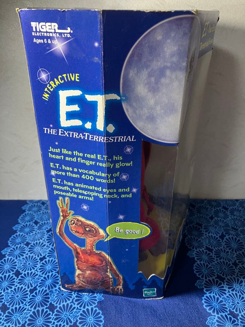 E.T. インタラクティブ フィギュア 赤　タイガーエレクトロニクス社