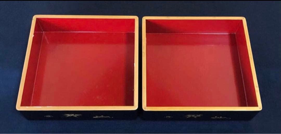 《レ》黒内朱 沈金図 二段重 替蓋 重台付 木製漆器 木箱251113え1